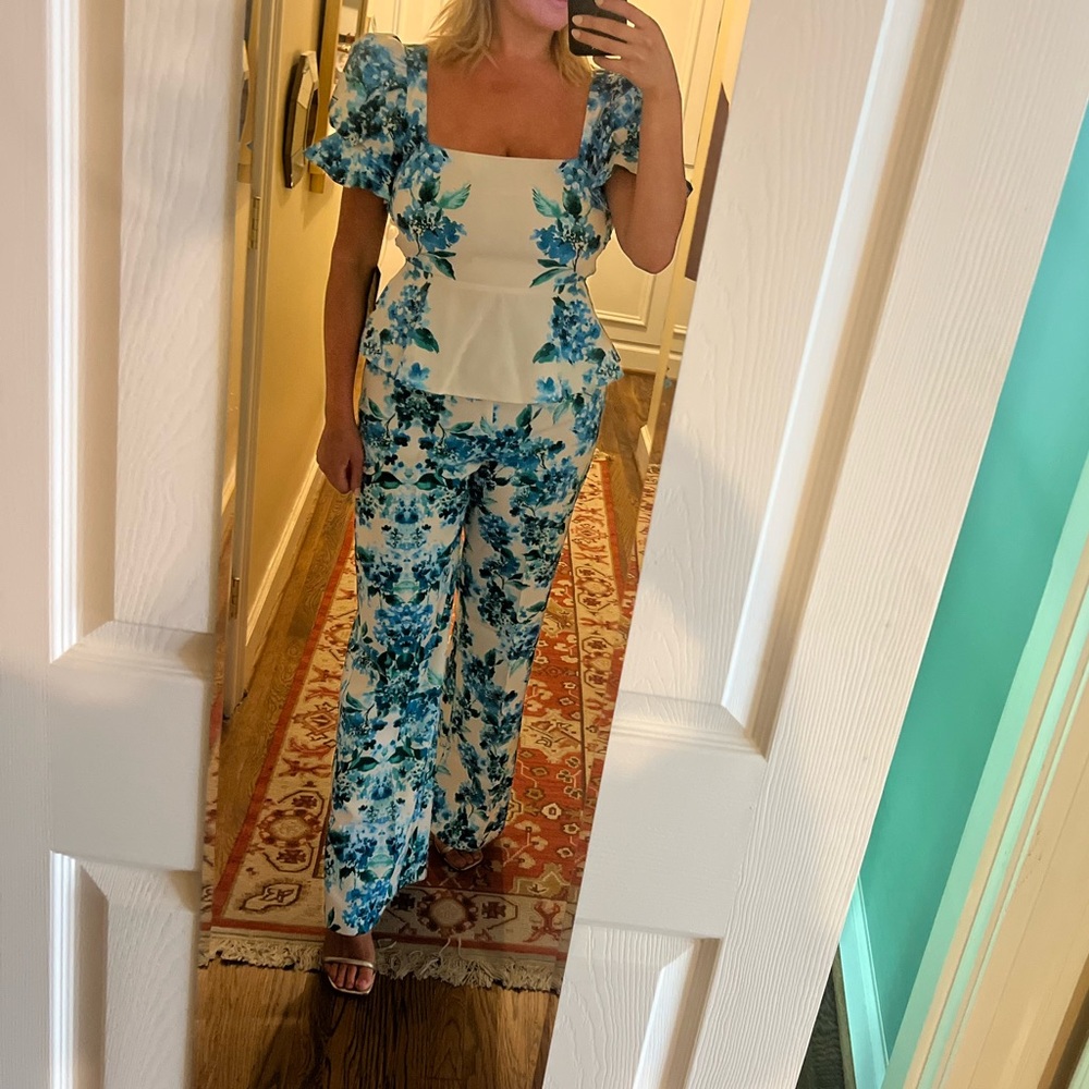 Tuckernuck waters edge hydrangea set Monica top, Erin pants